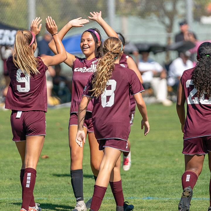 img-girls-high5-lookingplayers-1280 cda slammers fc girls high five after goal